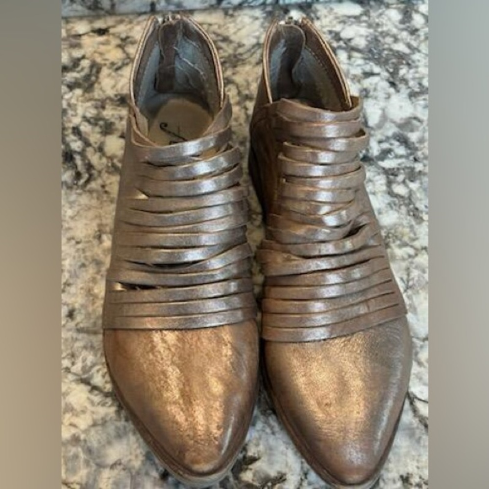 Free People Lost Valley Booties
Metallic Bronze Italian Leather
size 39/8.5 - Picture 9 of 15